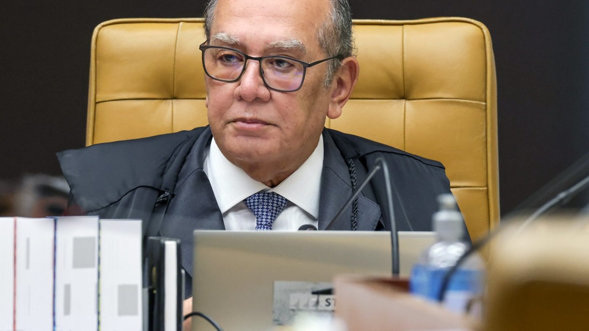dignidade, retid&atilde;o e dedica&ccedil;&atilde;o ao servi&ccedil;o p&uacute;b