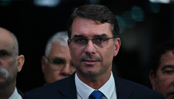 Flávio Bolsonaro promete usar prestígio presidencial para reduzir maioridade penal