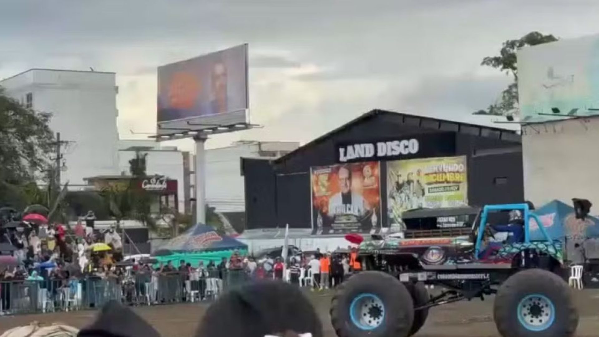 Monster truck desgovernado causa tragédia com 2 mortos e 37 feridos em evento na Colômbia