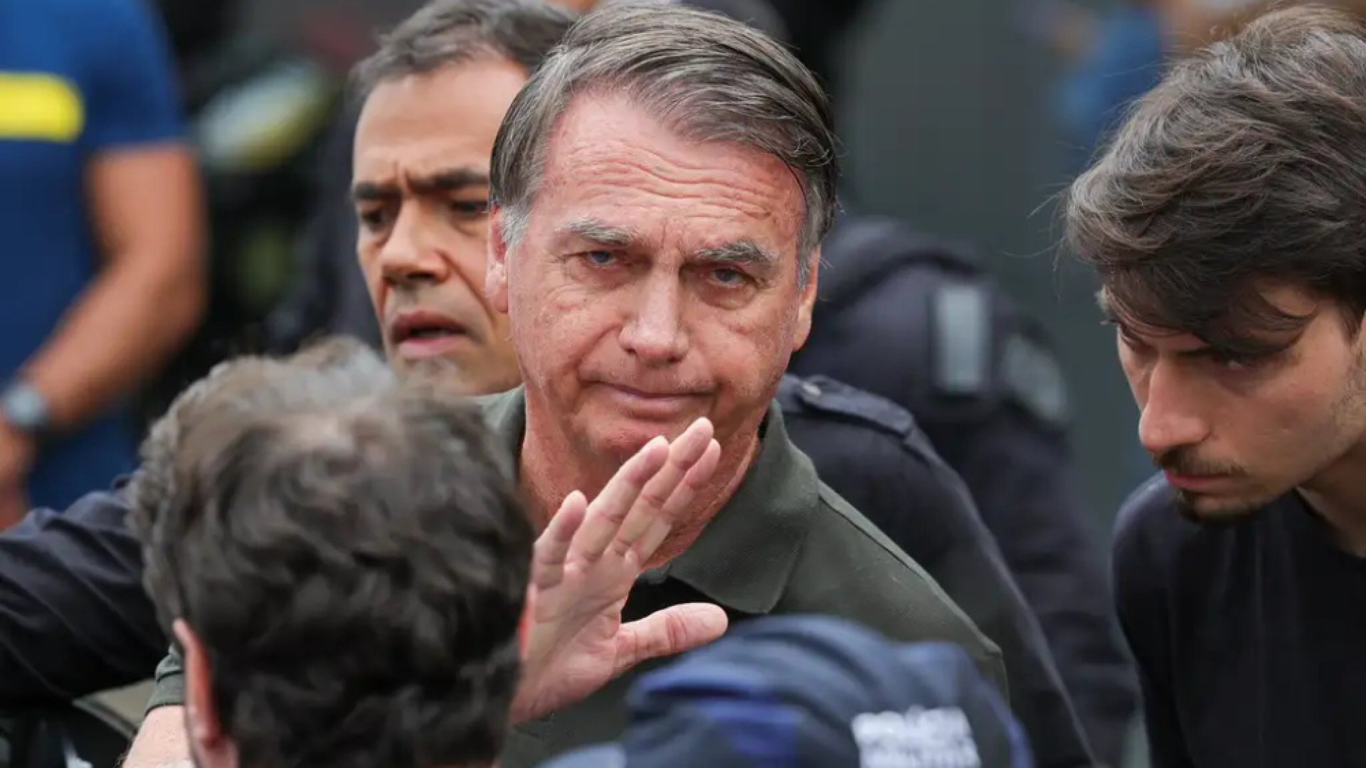 Jair Bolsonaro deixa hospital em Brasília após passar por cirurgia no ombro direito