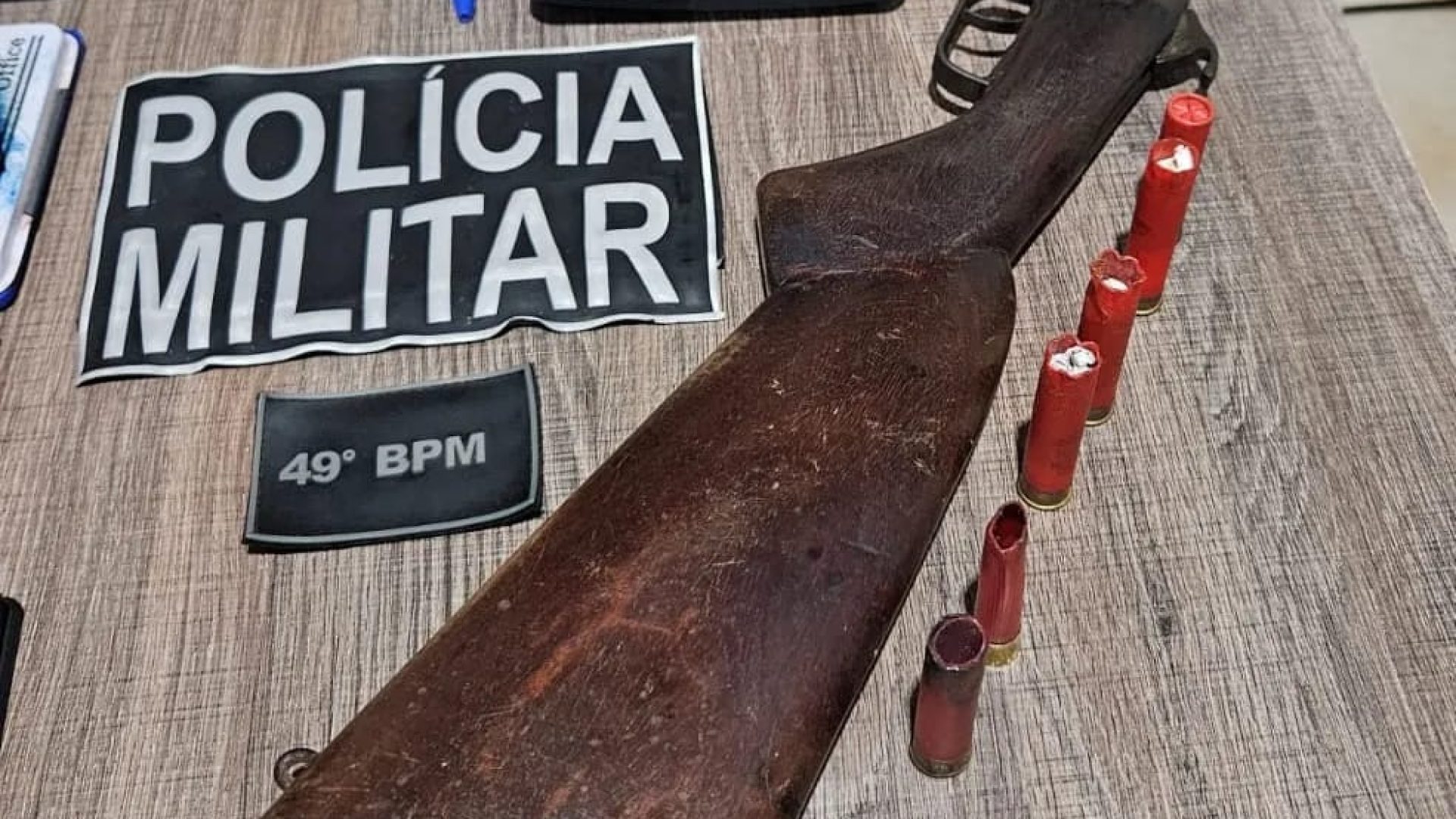 ta, além de seis munições — sendo duas já deflagradas e quatro picotadas. O home