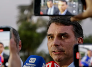 que o deputado teve o mandato cassado por excesso de faltas na C&acirc;mara e ai