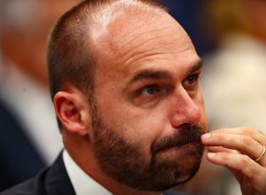 Documento aponta gestão financeira de Eduardo Bolsonaro em filme biográfico