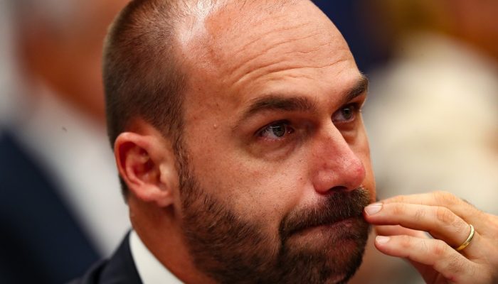 Documento aponta gestão financeira de Eduardo Bolsonaro em filme biográfico