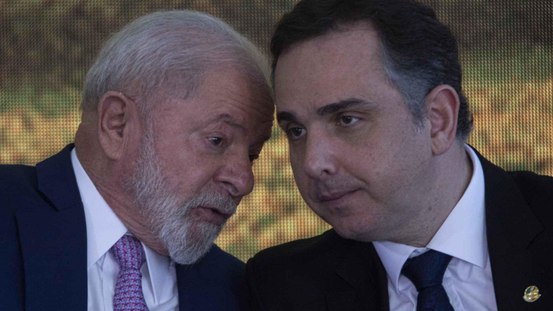 Os presidentes da República, Luiz Inácio Lula da Silva, e do Senado, Rodrigo Pacheco, durante cerimônia no Palácio do Planalto, em junho de 2023