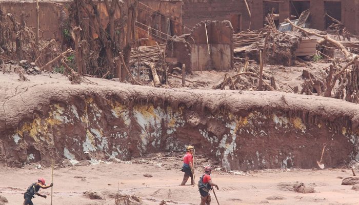 Bombeiros procuram por vítimas de rompimento da barragem em Bento Rodrigues, em Mariana — Foto: Márcio Fernandes/Estadão Conteúdo