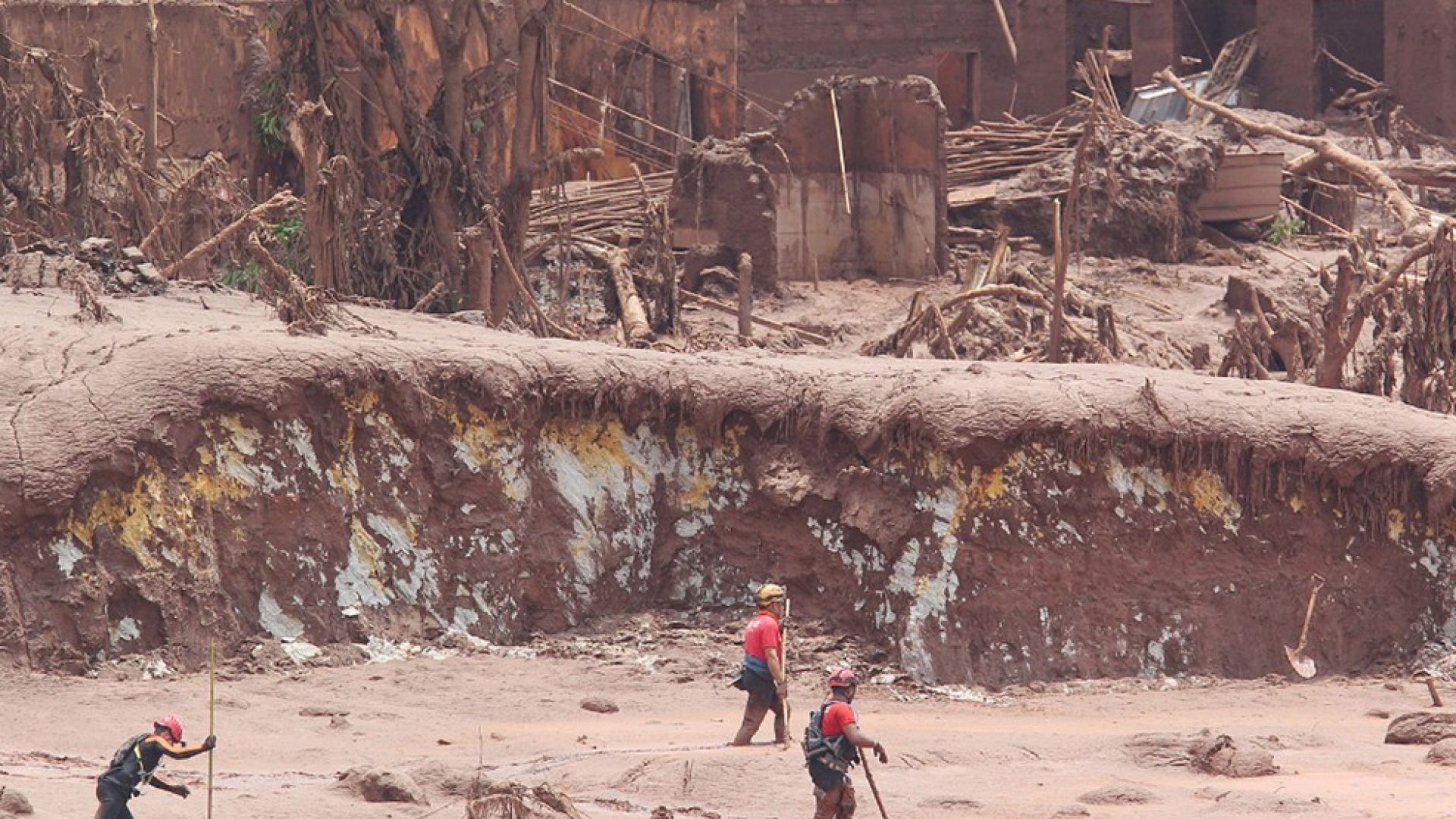 Bombeiros procuram por vítimas de rompimento da barragem em Bento Rodrigues, em Mariana — Foto: Márcio Fernandes/Estadão Conteúdo