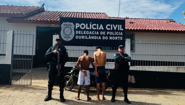 O 3º sargento Azevedo e o soldado Alves, ao lado dos dois suspeitos presos e apresentados à Delegacia de Ourilândia (Foto: 36º BPM)