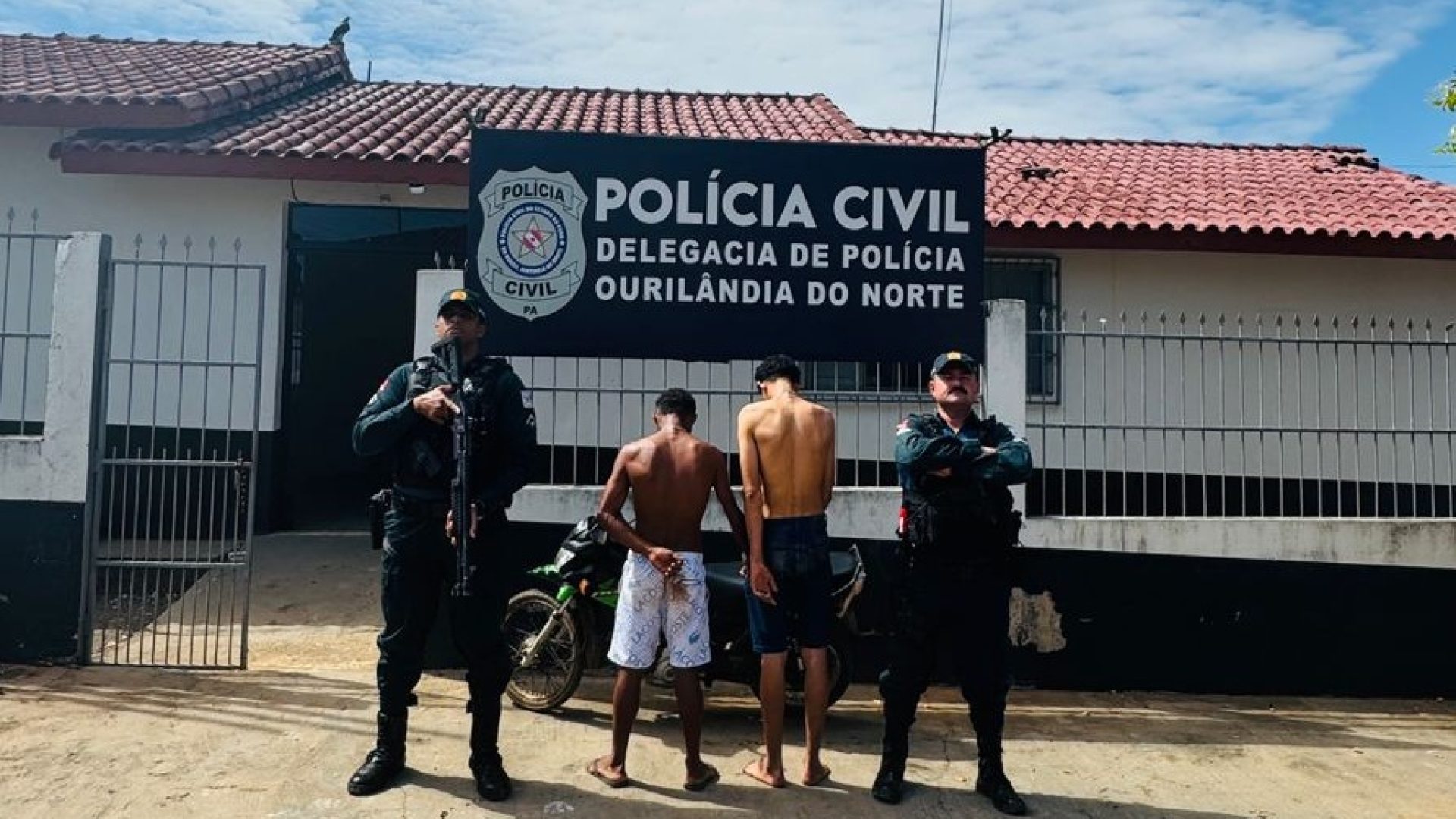 O 3º sargento Azevedo e o soldado Alves, ao lado dos dois suspeitos presos e apresentados à Delegacia de Ourilândia (Foto: 36º BPM)