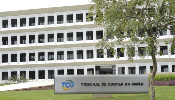 representantes das partes, técnicos do TCU e demais interessados, deve preparar