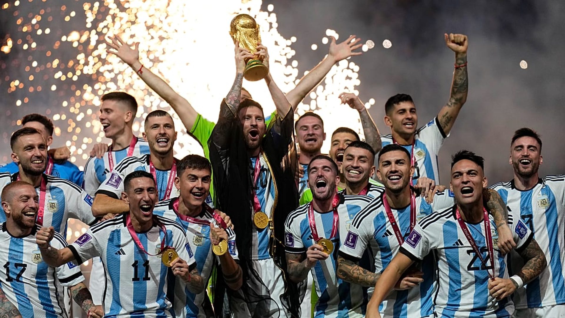 Lionel Messi, da Argentina, beija o troféu entregue pelo presidente da FIFA, Gianni Infantino (à esquerda), sob o olhar do emir do Qatar, xeque Tamim bin Hamad Al Thani Copyright 2