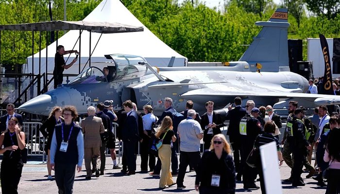 ministro canadiano, Mark Carney, discursa na feira anual da indústria de defesa CANSEC, em Ottawa, 27 de maio de 2026 AP Photo