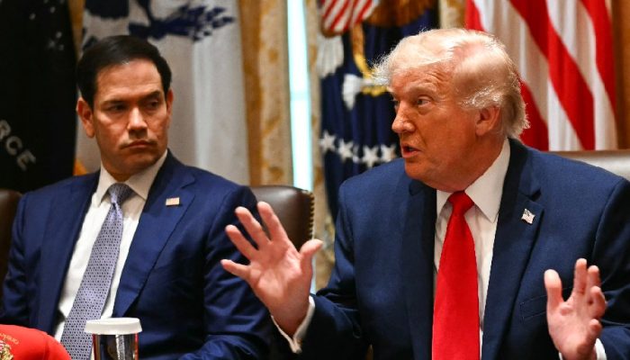 O secretário de Estado dos EUA, Marco Rubio, ao lado do presidente Donald Trump&nbsp; (KENT NISHIMURA/AFP