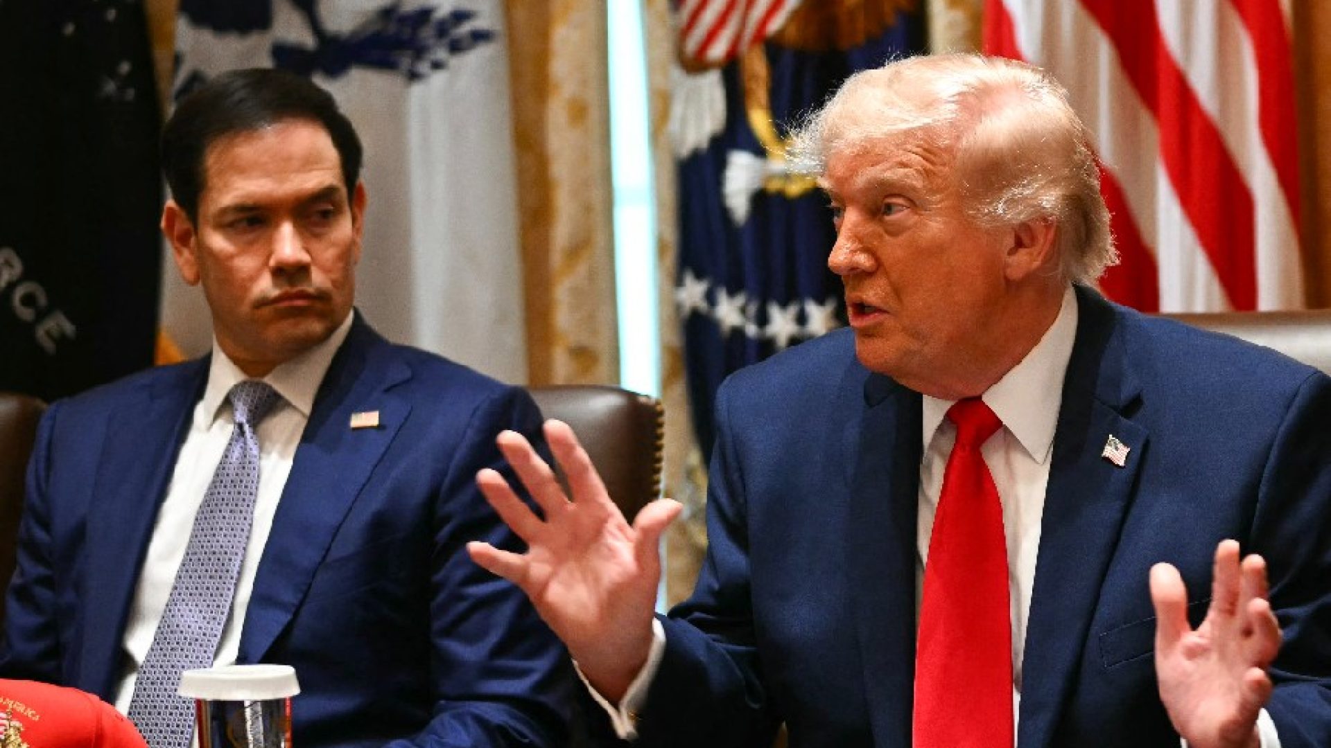 O secretário de Estado dos EUA, Marco Rubio, ao lado do presidente Donald Trump&nbsp; (KENT NISHIMURA/AFP