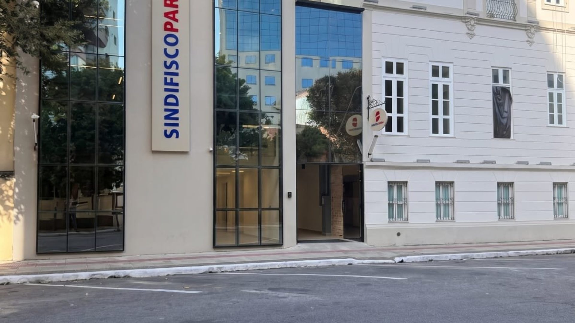um tempo, foi ocupado pelo antigo Colégio Cearense. Também abrigou atividades do