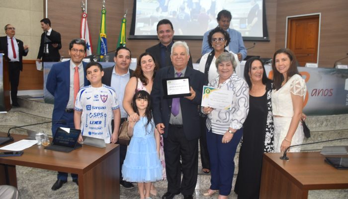Aqui, ao centro com a família, ao receber o título de Cidadão Marabaense na Câmara, em abril de 2026