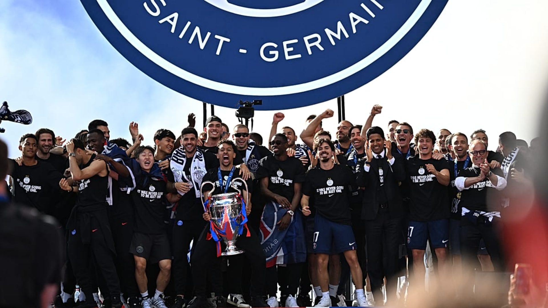 PSG vence Liga dos Campe&otilde;es: jogadores e adeptos encerram festa no Champ de Mars