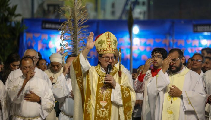 Dom Vital e demais religiosos, na bênção ao cartaz e aos fieis