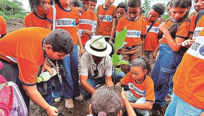 Estudantes marcam a visitam com o plantio de árvore nas instalações do IFPA Rural