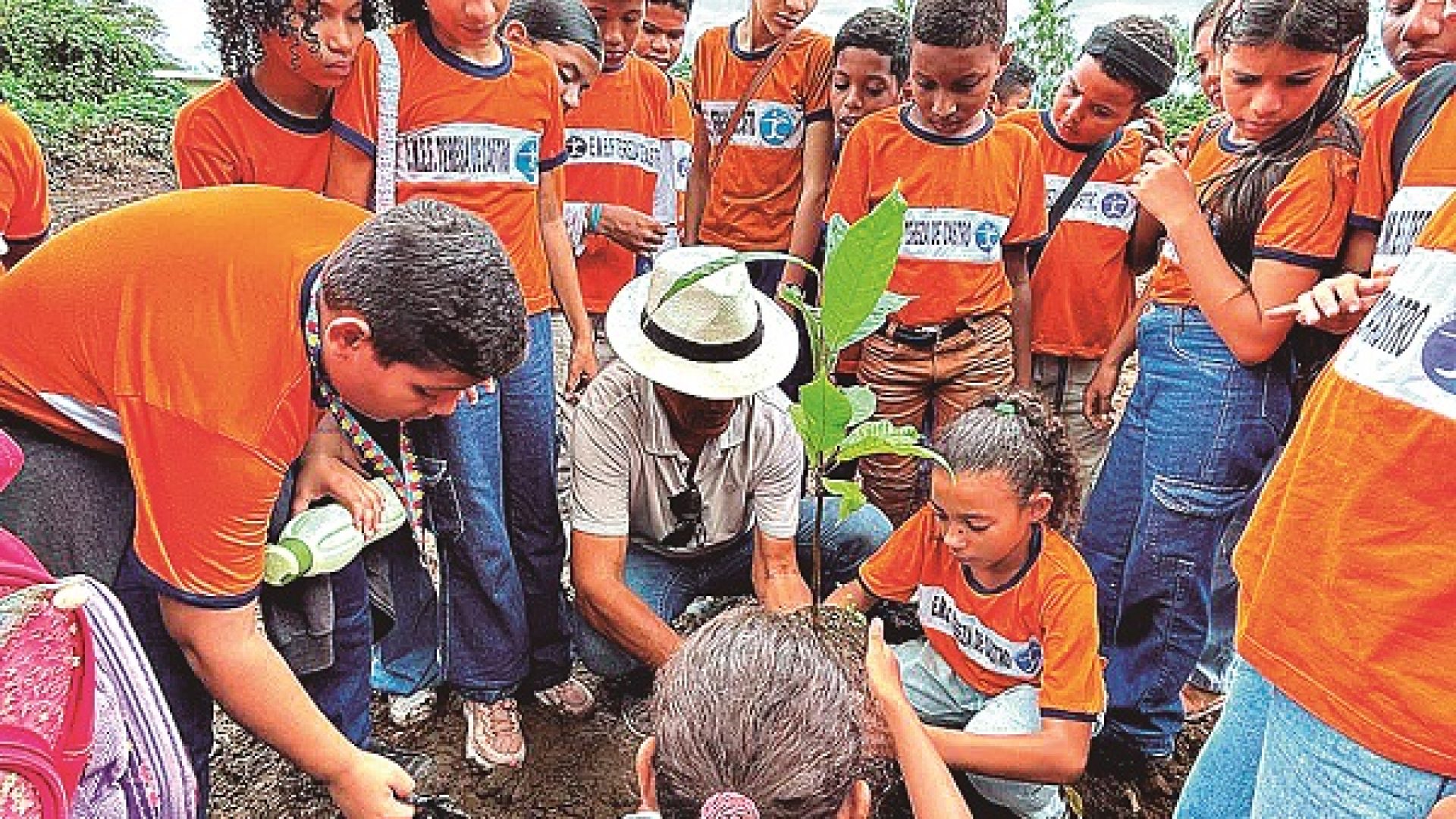 Estudantes marcam a visitam com o plantio de árvore nas instalações do IFPA Rural