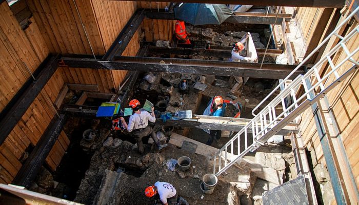 Escava&ccedil;&otilde;es revelam s&eacute;culos de hist&oacute;ria sob a pra&ccedil;a de Notre-Dame