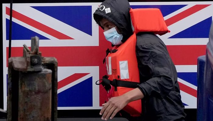Reino Unido e Fran&ccedil;a prolongam acordo migrat&oacute;rio "one in, one out" at&eacute; outubro