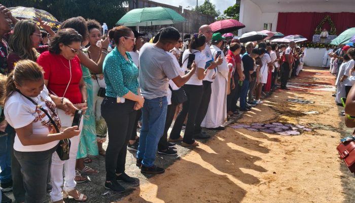 tantes tradições da Igreja Católica: a devoção à Eucaristia, símbolo do corpo e
