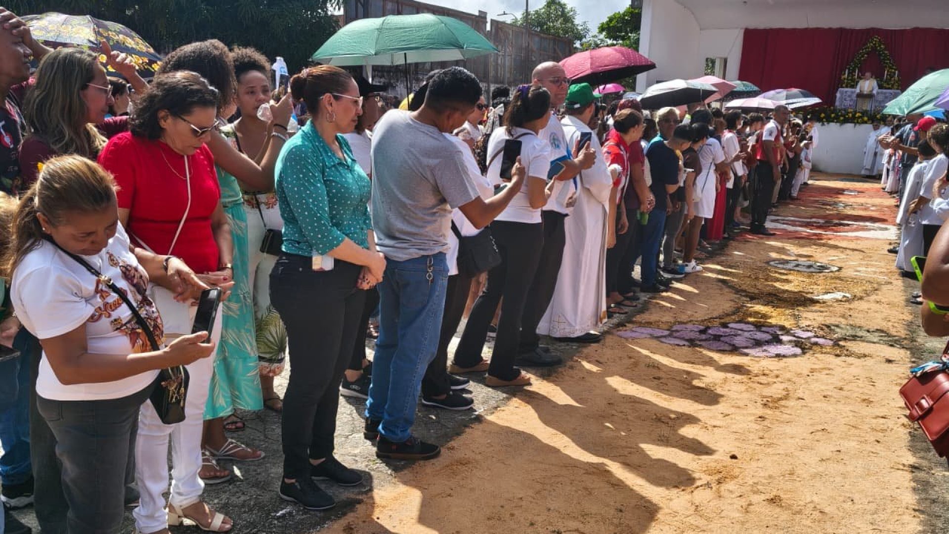 tantes tradições da Igreja Católica: a devoção à Eucaristia, símbolo do corpo e