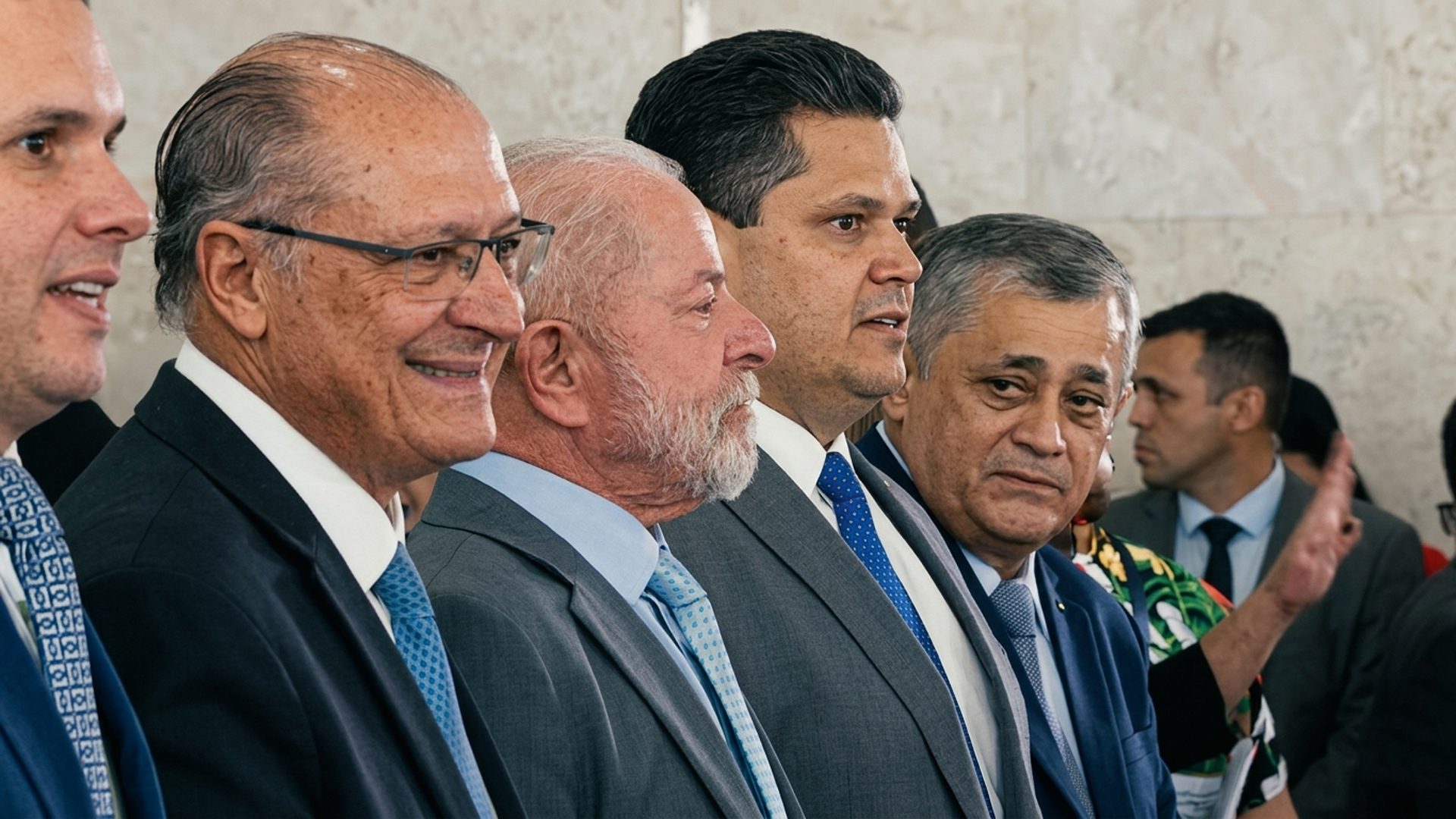 Otto Alencar a proposta que aborda a redução de jornada protocolada pelo senador
