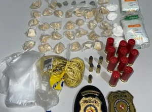 homicídio qualificado e resultou também em prisões em flagrante por tráfico de d
