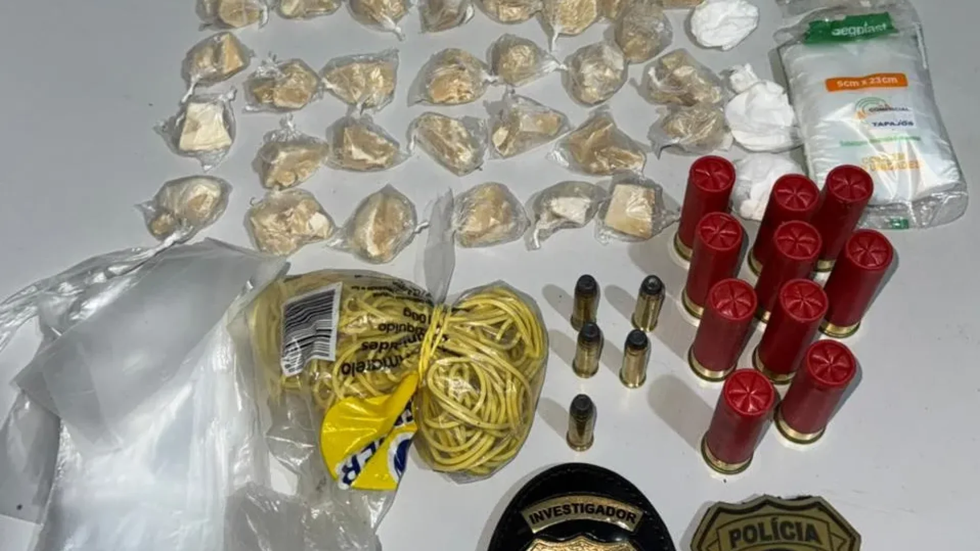 homicídio qualificado e resultou também em prisões em flagrante por tráfico de d