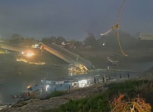 Cameli, a ponte caiu, deixando quatro vítimas, que deram entrada no hospital loc