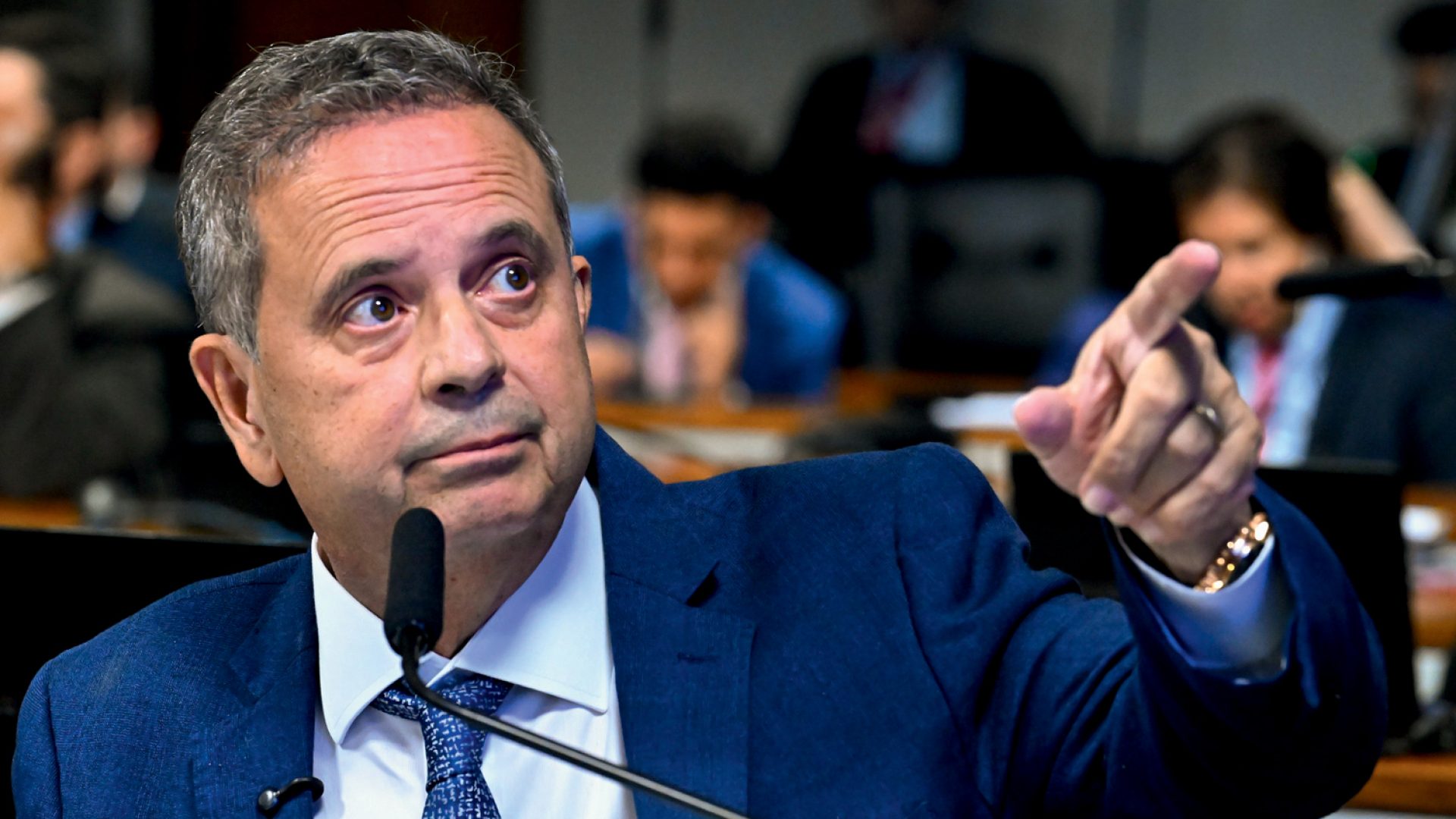 hora trabalhada, respeitada a jornada máxima de 44 horas semanais, atualmente em