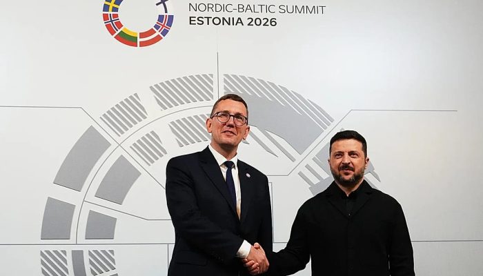 Friedrich Merz, Volodymyr Zelenskyy, Keir Starmer e Emmanuel Macron à porta do número 10 de Downing Street, em Londres, 7 de junho de 2026 AP Photo