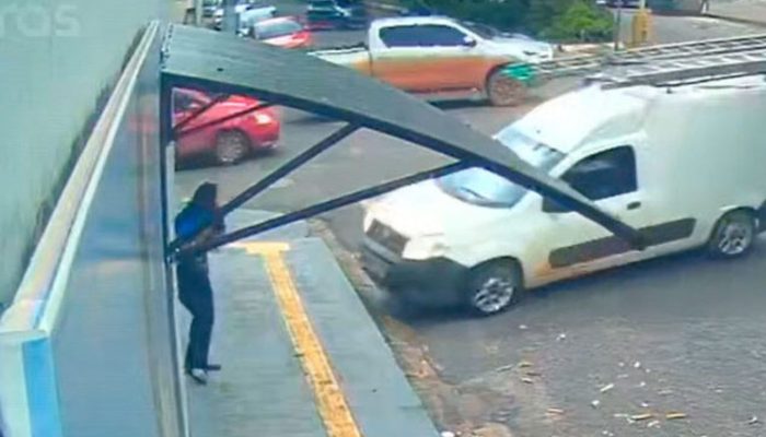 Jovem não sofreu ferimentos, mas ficou abalada com o acidente (Foto: Reprodução / Câmeras de Segurança