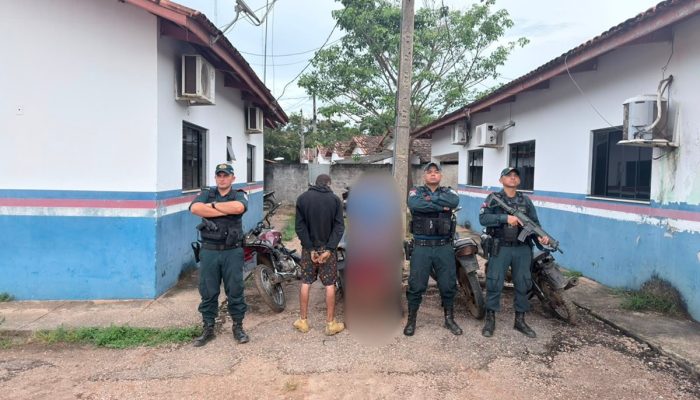 A equipe do subcomandante do 36º BPm, capitão Leymir, com 'Samuelzinho' e o adolescente apreendido (Foto: 36º BPM