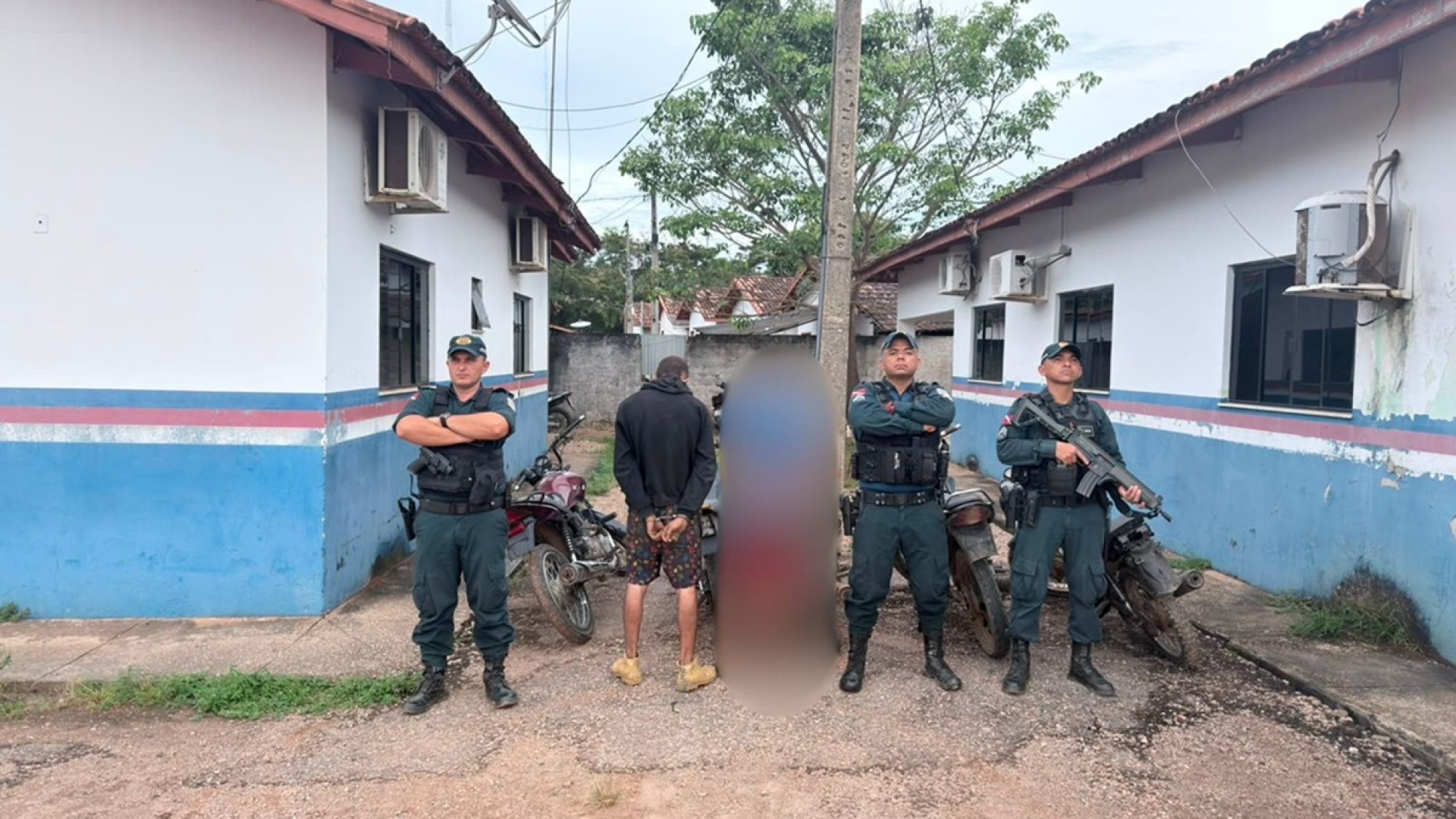 A equipe do subcomandante do 36º BPm, capitão Leymir, com 'Samuelzinho' e o adolescente apreendido (Foto: 36º BPM