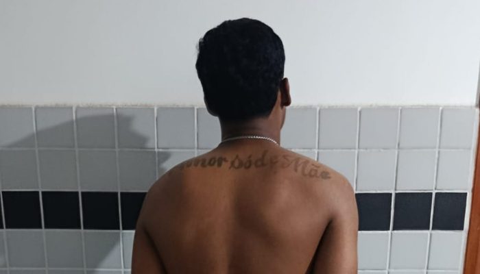 Gutemberg, por mais irônico que seja, tem uma tatuagem nas costas dizendo 'Amor só de mãe', mas é suspeito de agredir uma futura mãe com quem tinha um relacionamento (Foto: 36º BPM