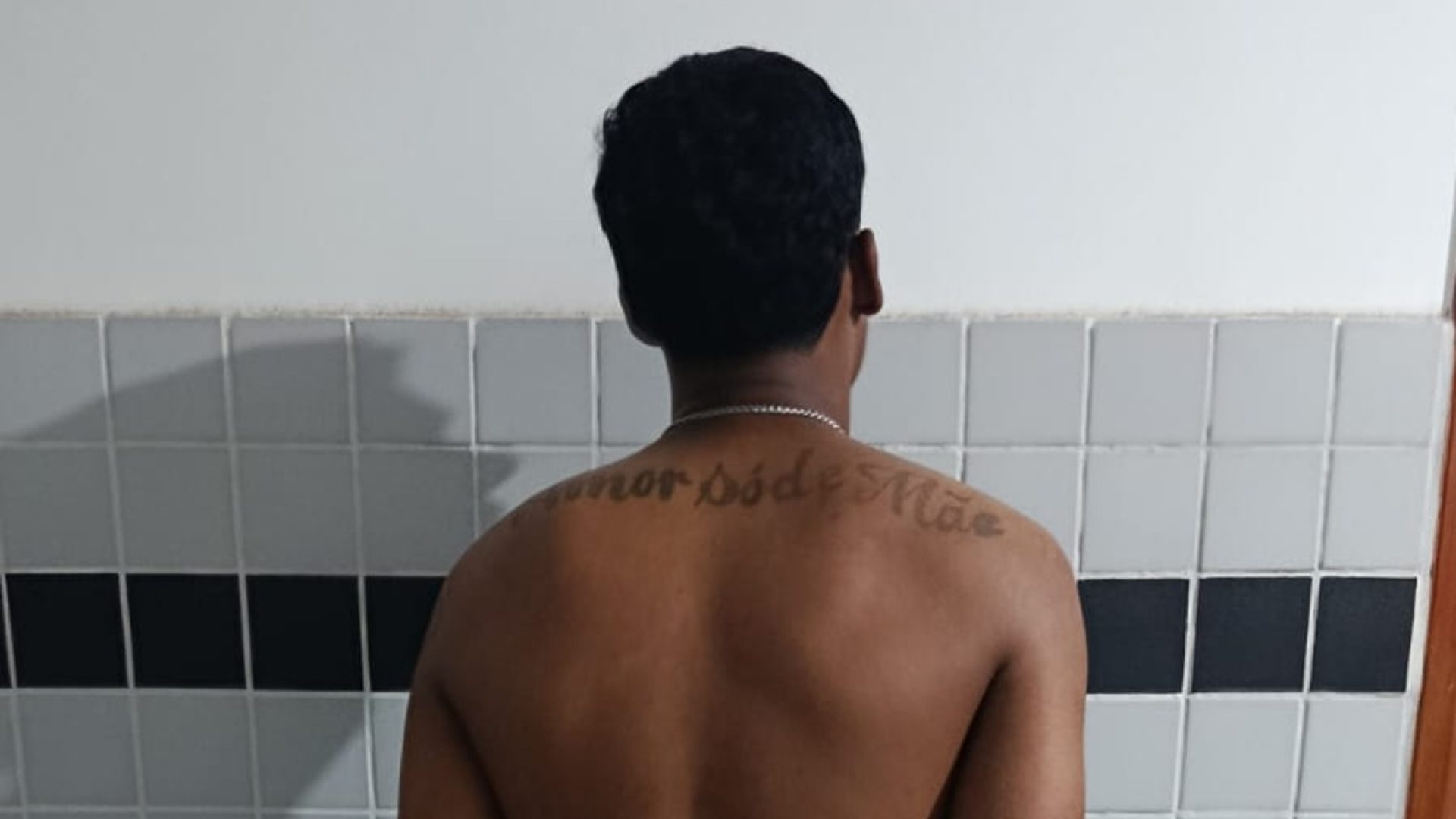 Gutemberg, por mais irônico que seja, tem uma tatuagem nas costas dizendo 'Amor só de mãe', mas é suspeito de agredir uma futura mãe com quem tinha um relacionamento (Foto: 36º BPM
