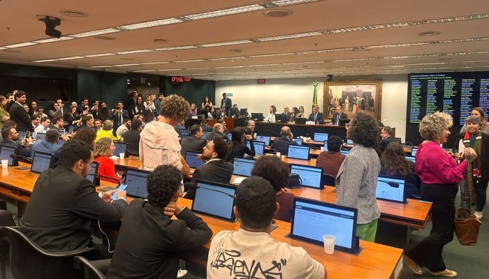 44 votos a 18, uma proposta reduzindo a maioridade de 18 para 16 anos. A propost