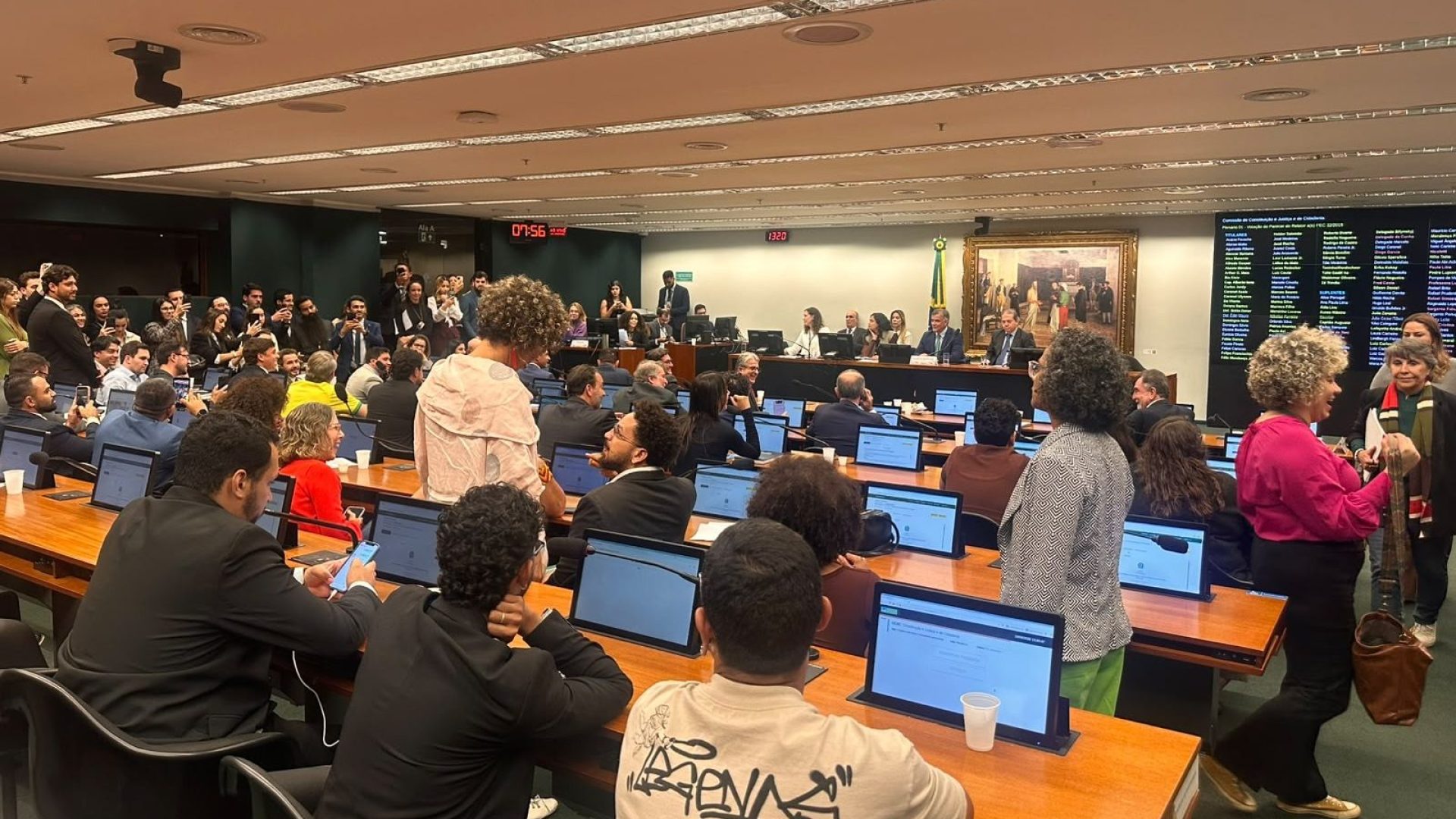 44 votos a 18, uma proposta reduzindo a maioridade de 18 para 16 anos. A propost