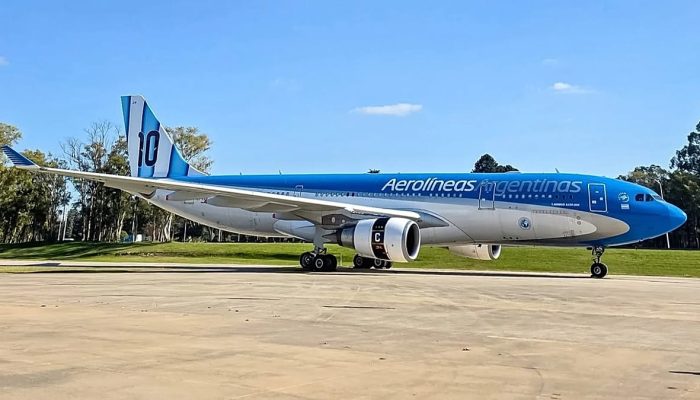 Pintura especial da Aerolíneas Argentinas apresenta o número da camisola de Messi na cauda do avião, bem como três estrelas na parte inferior da fuselagem para representar as três