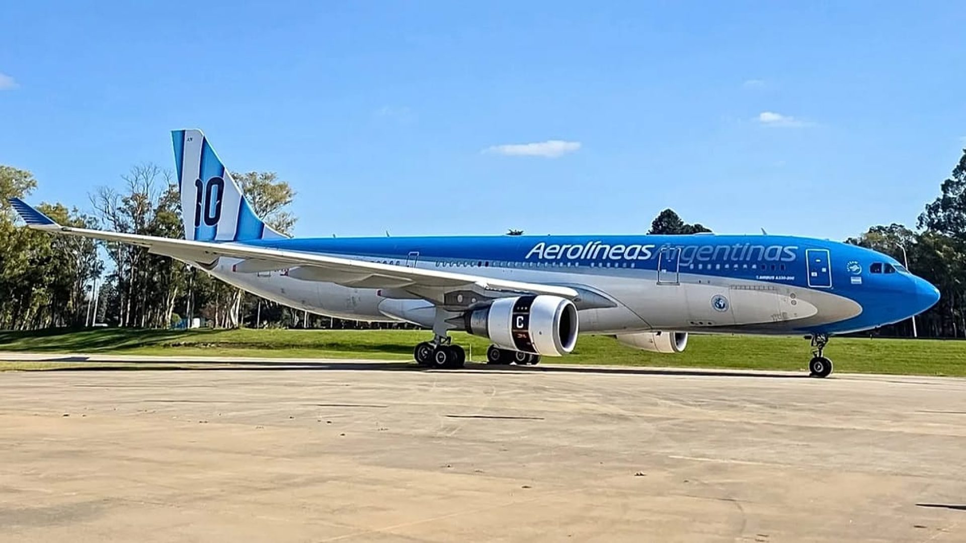 Pintura especial da Aerolíneas Argentinas apresenta o número da camisola de Messi na cauda do avião, bem como três estrelas na parte inferior da fuselagem para representar as três