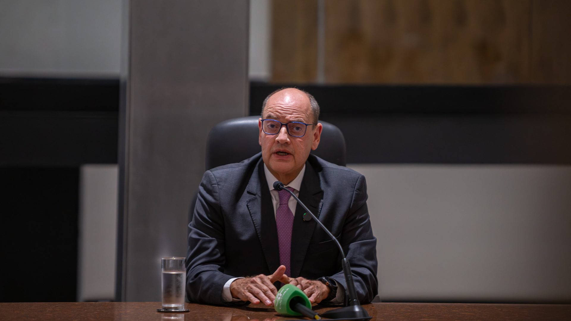 uma conjuntura política não esperada, aquele que se coloca no executivo não pret