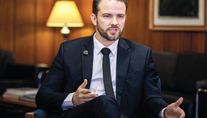 Correia. Enquanto isso, Evair quer que o titular do Ministério da Fazenda esclar