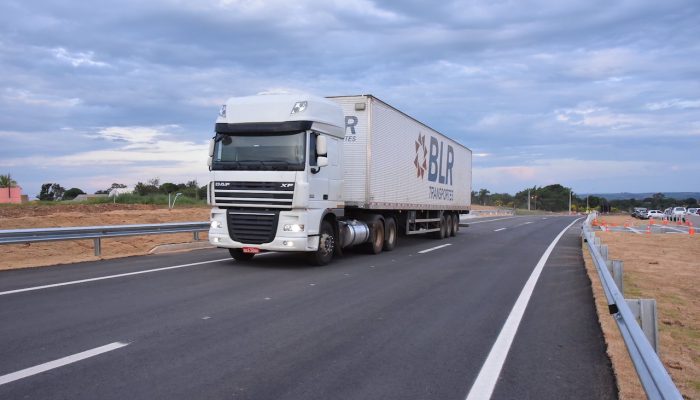 tadores rodoviários de cargas realizarem operações de auxílio mútuo, em regime d
