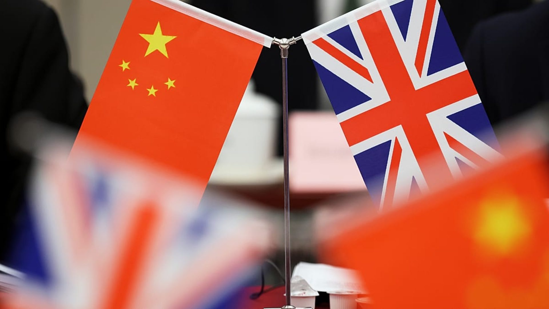 espiar dissidentes de Hong Kong no exílio