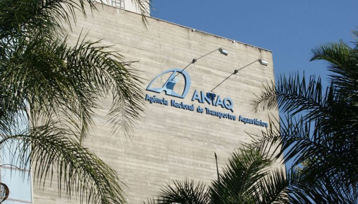 tuários de dois terminais do país: Santos (SP) e Itaguaí (RJ). Numa frente, o tr