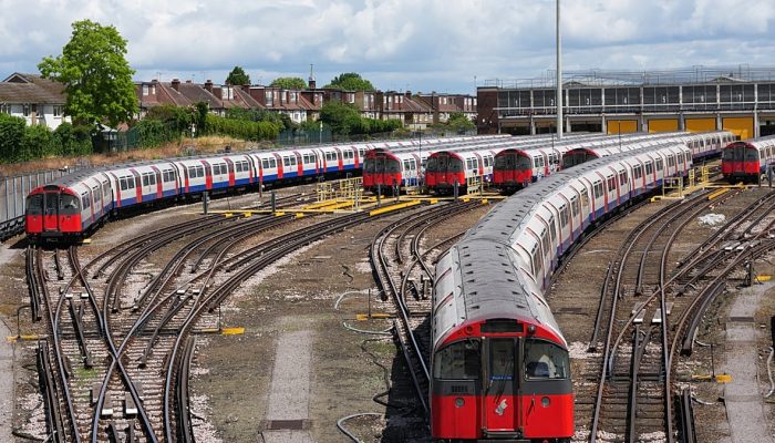 Colis&atilde;o de comboios em Inglaterra faz v&aacute;rios feridos