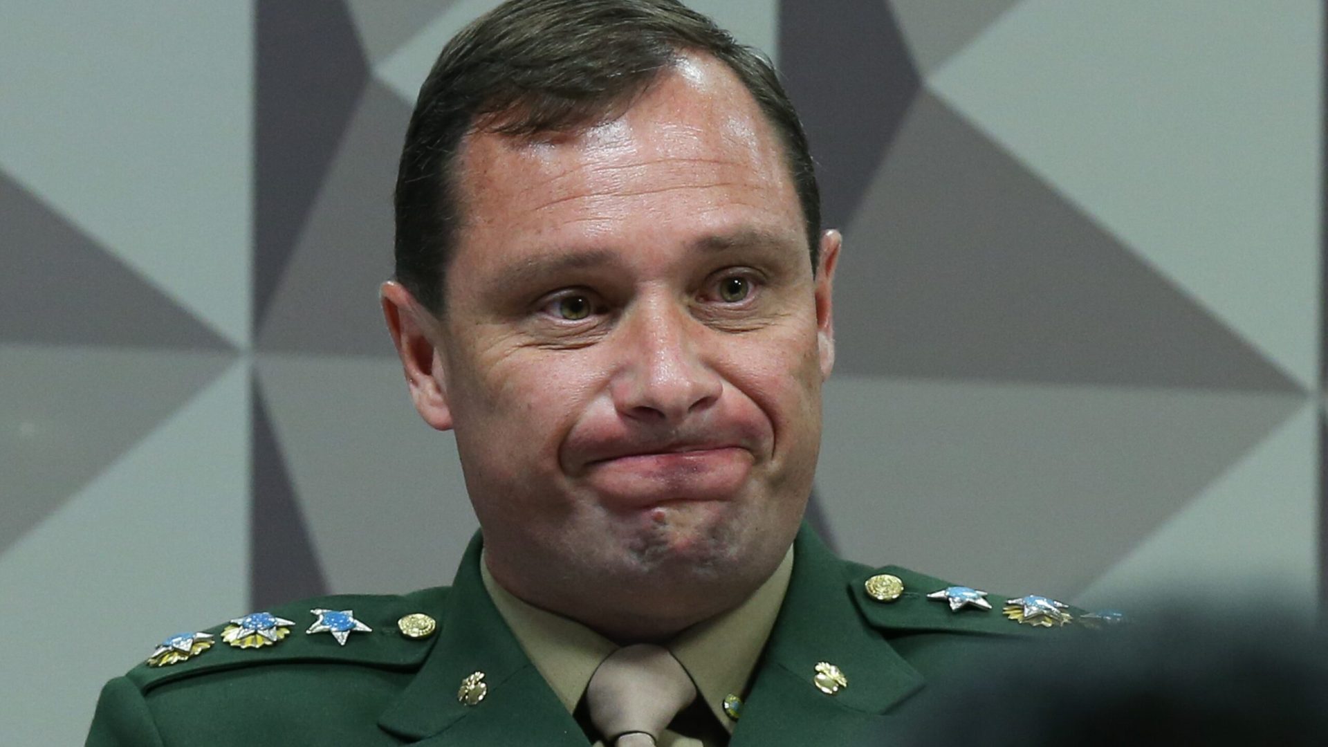 15 dias. Depois, tentou um novo adiamento, mas o pedido foi negado pelo Exército